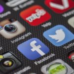 Een smartphone met meerdere apps op het scherm, symbool voor de technologie die op de achtergrond draait