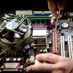 CPU en GPU naast elkaar op een bureau, twee kernelementen van een computer