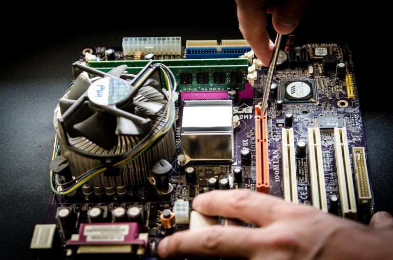 CPU en GPU naast elkaar op een bureau, twee kernelementen van een computer