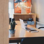 Een open Dell laptop op een bureau, klaar voor gebruik