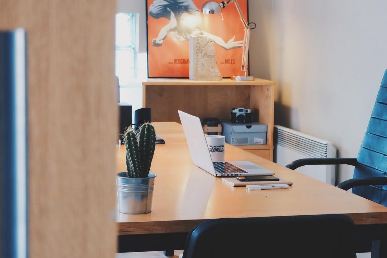 Een open Dell laptop op een bureau, klaar voor gebruik