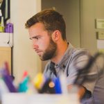 Laptop, smartphone en documenten op een bureau als symbool voor het regelen van een digitale erfenis