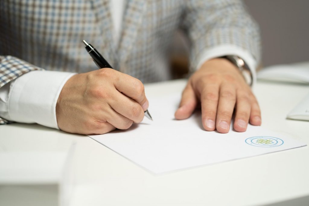 Persoon die een digitale handtekening zet op een tablet met een stylus