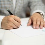 Persoon die een digitale handtekening zet op een tablet met een stylus