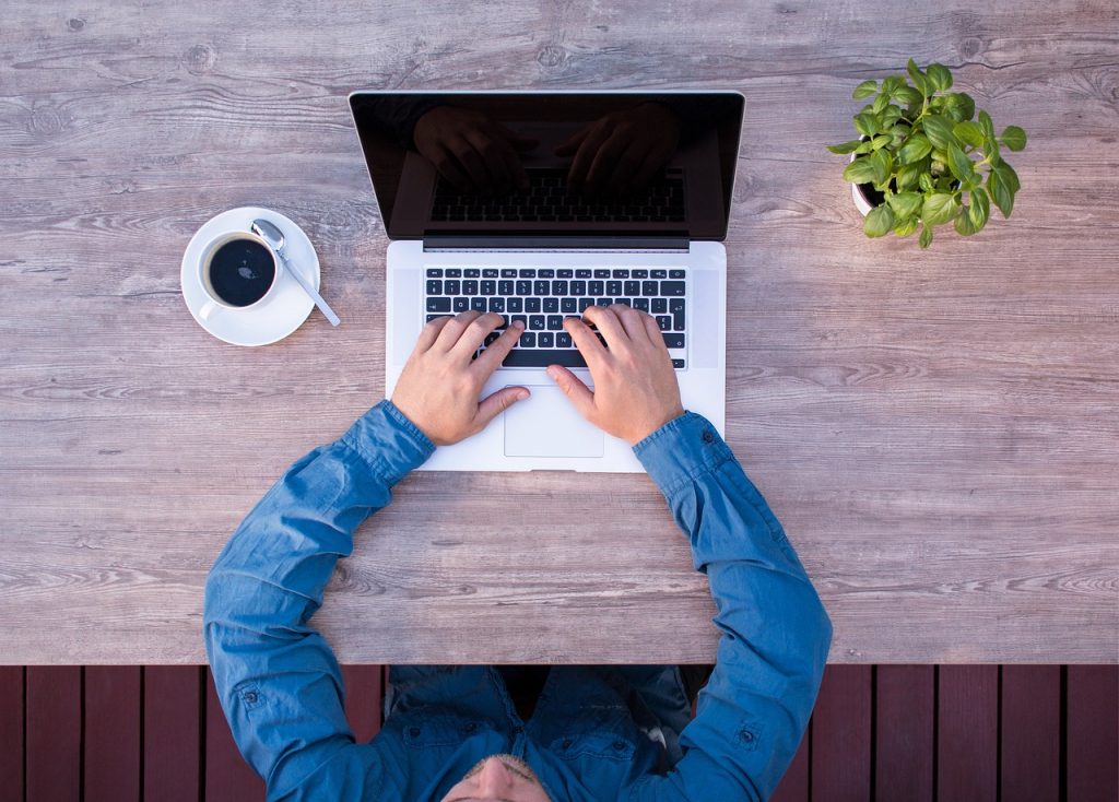 Persoon die een foutmelding op een computerscherm bekijkt en probeert te begrijpen