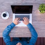 Persoon die een foutmelding op een computerscherm bekijkt en probeert te begrijpen