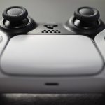 Opengeschifte gamecontroller op een werkblad met schroevendraaiers en andere reparatietools