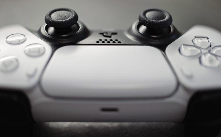 Opengeschifte gamecontroller op een werkblad met schroevendraaiers en andere reparatietools