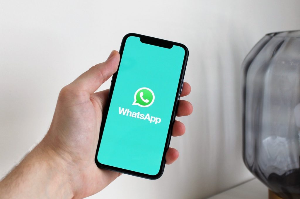 Persoon die zoekt in de app store op een smartphone