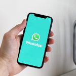 Persoon die zoekt in de app store op een smartphone
