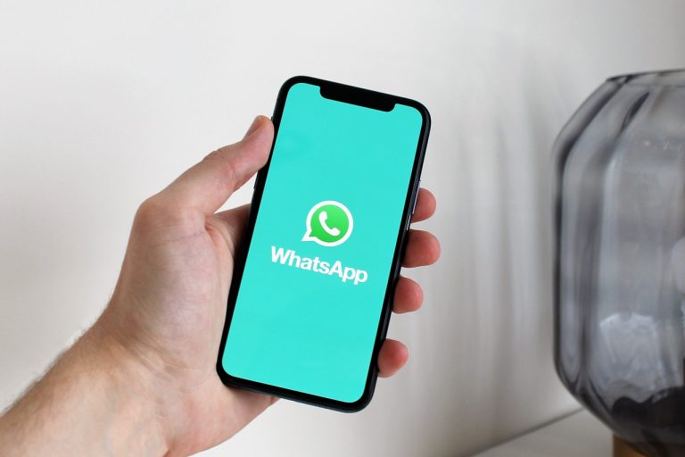 Persoon die zoekt in de app store op een smartphone