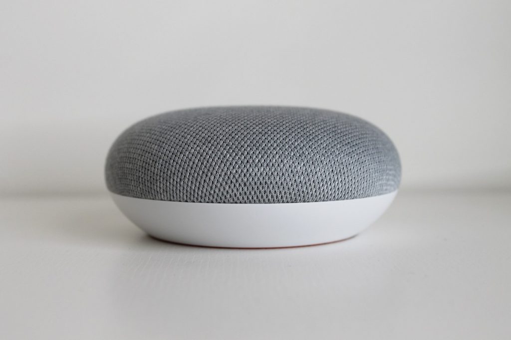 Persoon die een slimme speaker aanspreekt in de keuken voor een ochtendroutine