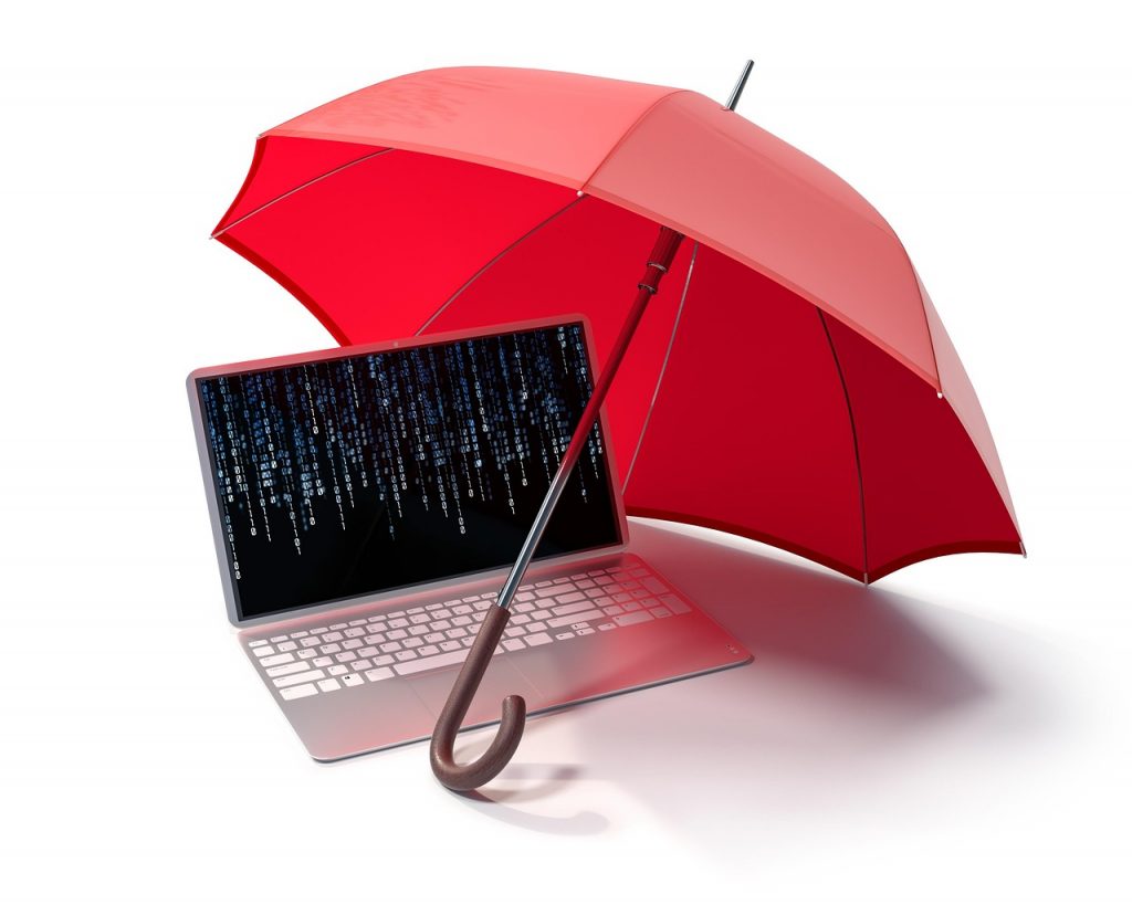 Laptop op bureau met antivirussoftware op het scherm