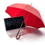 Laptop op bureau met antivirussoftware op het scherm