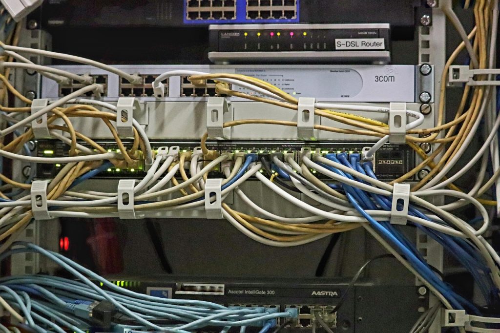 Een oude HDV-camcorder verbonden met een FireWire-kabel aan een desktop computer