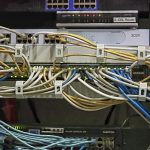 Een oude HDV-camcorder verbonden met een FireWire-kabel aan een desktop computer