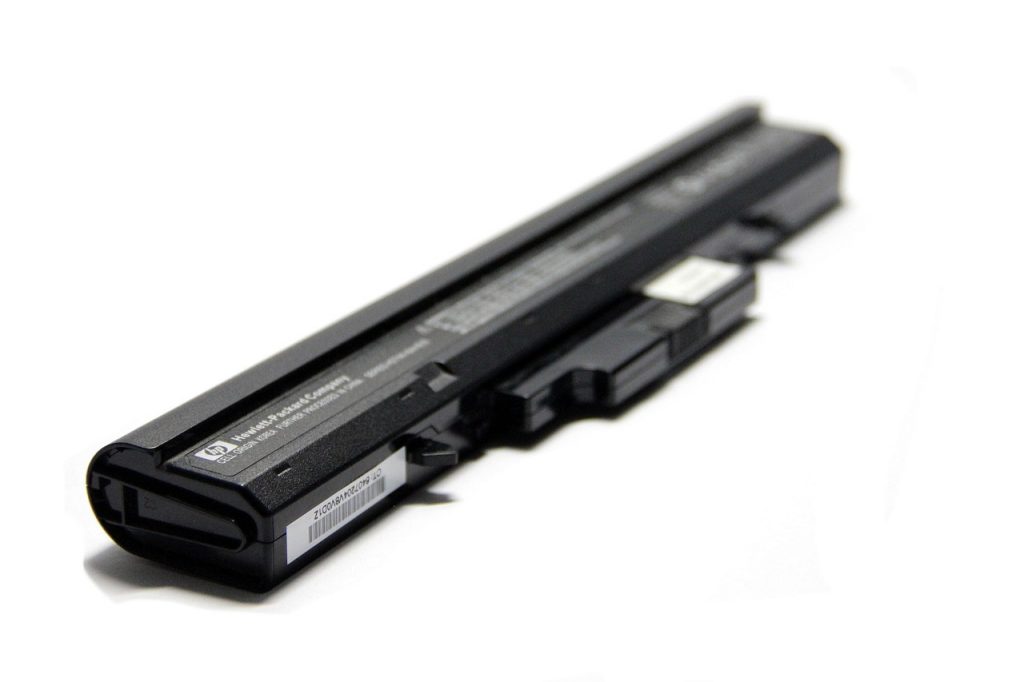 Een laptopbatterij die wordt verwijderd uit een opengemaakte laptop
