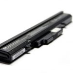 Een laptopbatterij die wordt verwijderd uit een opengemaakte laptop