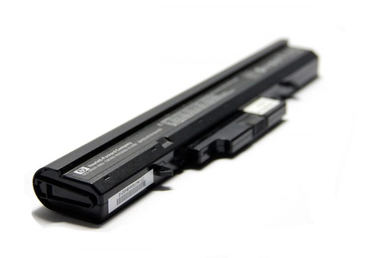 Een laptopbatterij die wordt verwijderd uit een opengemaakte laptop