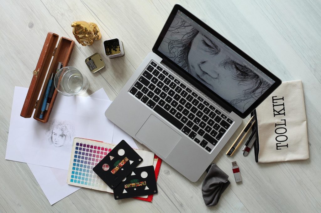 Twee monitoren naast elkaar op een bureau, klaar voor vergelijking