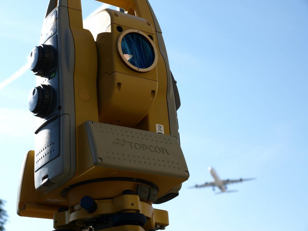 Openbaar USB-oplaadstation op een luchthaven met meerdere poorten