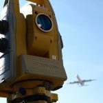 Openbaar USB-oplaadstation op een luchthaven met meerdere poorten