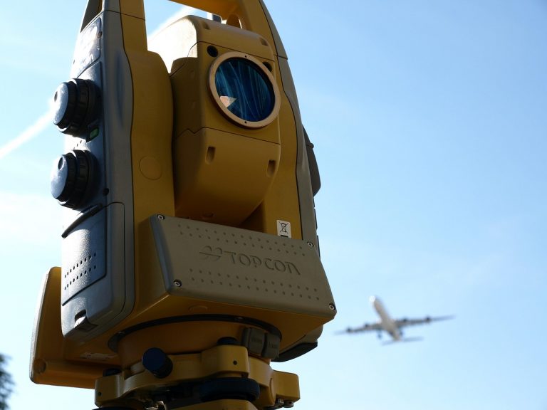 Openbaar USB-oplaadstation op een luchthaven met meerdere poorten