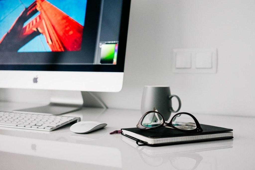 Een witte wifi-router op een bureau in een woonkamer