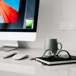 Een witte wifi-router op een bureau in een woonkamer
