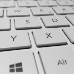 Laptop op bureau tijdens schone herinstallatie van het besturingssysteem