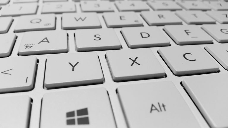 Laptop op bureau tijdens schone herinstallatie van het besturingssysteem