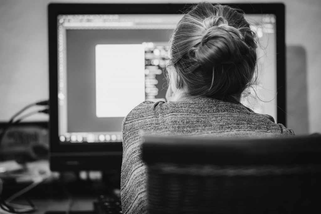 Laptopscherm met zichtbare verticale lijnen en een donkere vlek als beeldstoring