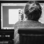 Laptopscherm met zichtbare verticale lijnen en een donkere vlek als beeldstoring
