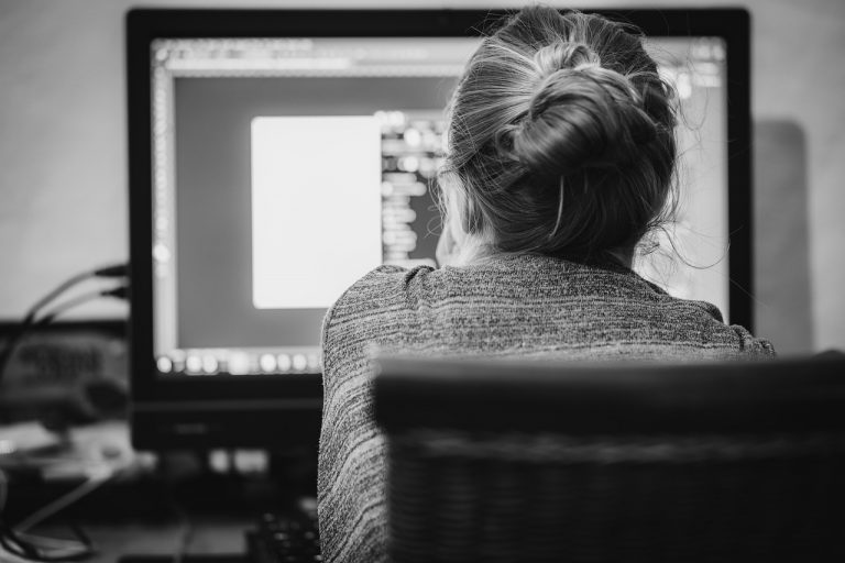 Laptopscherm met zichtbare verticale lijnen en een donkere vlek als beeldstoring