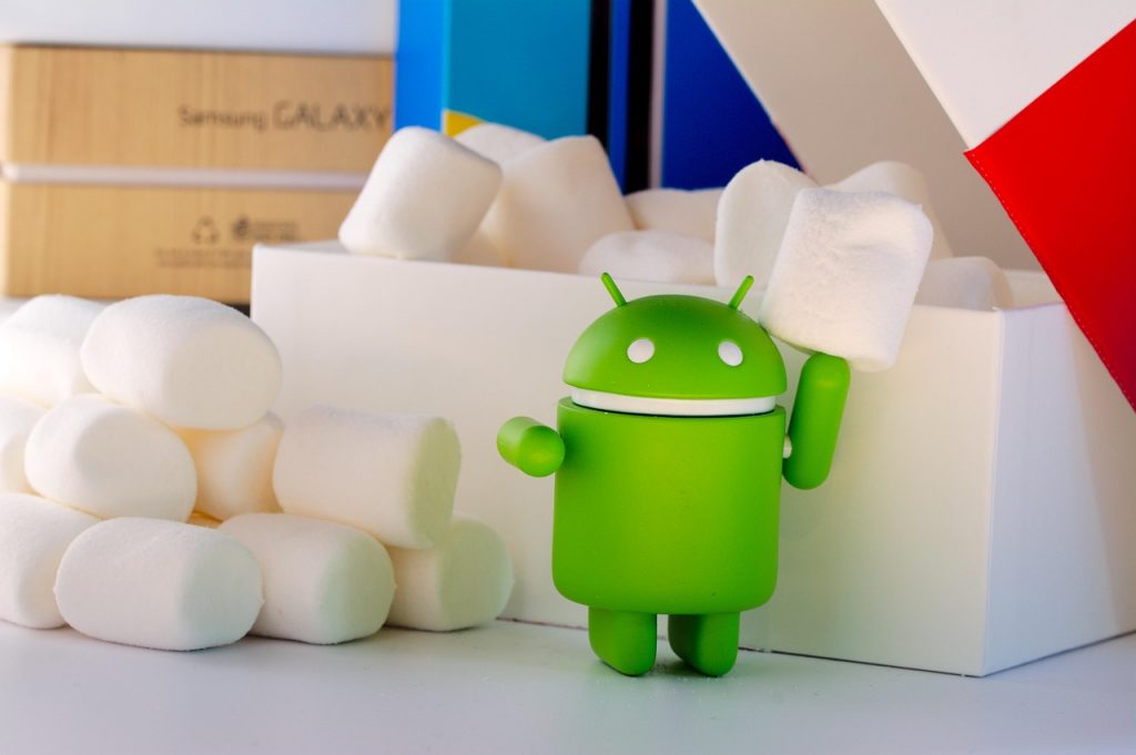 Een Android-smartphone met een overzichtelijk en gepersonaliseerd startscherm