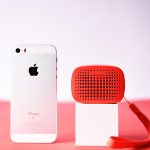 Draadloze speaker naast een televisie in een woonkamer