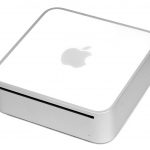 Apple Mac Mini op een bureau met een scherm, toetsenbord en muis als thuiswerkplek