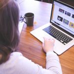 Persoon die kritisch een scherm leest waarop Reddit zichtbaar is
