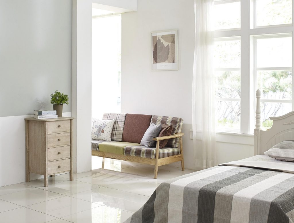 Wifi-speaker op een tafel in een moderne woonkamer