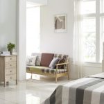 Wifi-speaker op een tafel in een moderne woonkamer