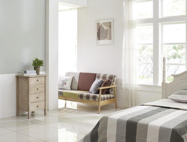 Wifi-speaker op een tafel in een moderne woonkamer