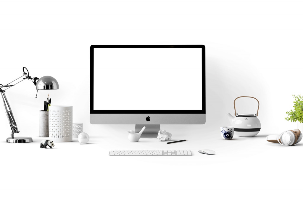 Een OLED-monitor op een modern bureau met diepe zwartwaarden en levendige kleuren