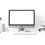 Een OLED-monitor op een modern bureau met diepe zwartwaarden en levendige kleuren