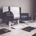 Een gaming pc opstelling op een bureau met monitor en toetsenbord