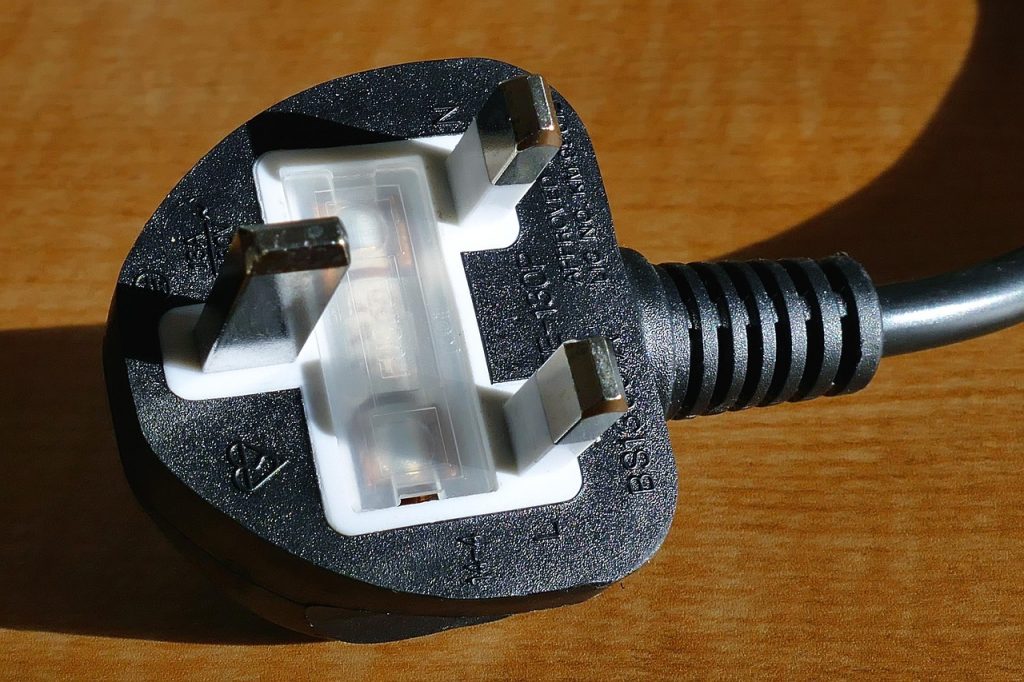 Een powerline-adapter ingeplugd in een stopcontact aan de muur