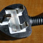 Een powerline-adapter ingeplugd in een stopcontact aan de muur