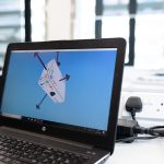 Een quantum computer in een laboratoriumomgeving met koelinstallaties en technische apparatuur