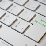 Persoon die een online sollicitatie verstuurt via een laptop
