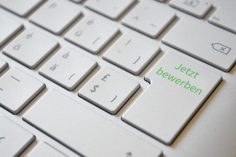 Persoon die een online sollicitatie verstuurt via een laptop