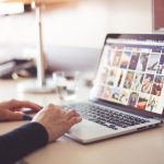 Persoon werkt productief met sneltoetsen op een Windows 11 computer
